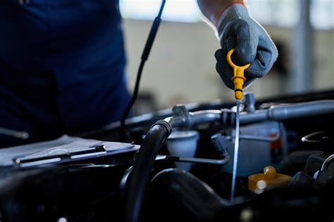 Teminis nuotrauka: mechanikas tikrina automobilio variklį autoservise