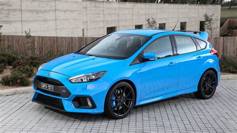 Ford Focus RS sportinis automobilis trasoje, demonstruojantis dinamišką važiavimą