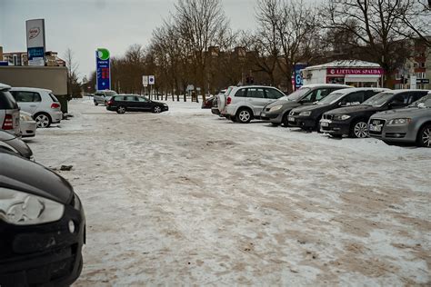 Vaizdas į automobilių baudos aikštelę Gargžduose su daugybe įvairios būklės automobilių