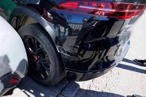 Nuotrauka, iliustruojanti apgadintą automobilį, laukiantį ekspertizės