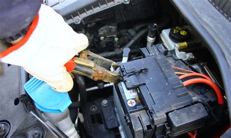 Tematinė nuotrauka: sugedęs automobilis kelyje dėl akumuliatoriaus problemų