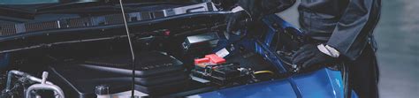 Nuotrauka: mechanikas keičia automobilio akumuliatorių
