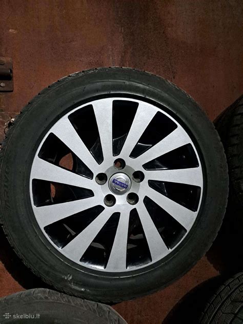 Volvo automobilių su R20 ratlankiais iliustracija