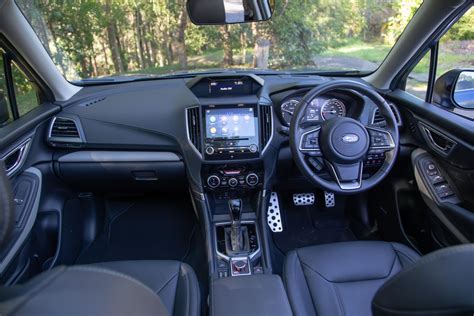 subaru forester interjero nuotrauka su navigacijos ekranu