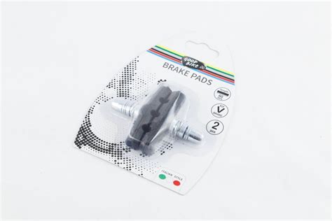 Dviračio mechanikas tikrina stabdžių sistemą