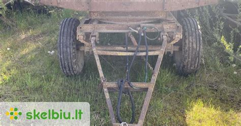 Vizualizacija: schematiškas savadarbės traktoriaus priekabos brėžinys su pagrindinėmis dalimis (rėmas, ašys, ratų sistema, sukabinimo mechanizmas, apšvietimo sistema)