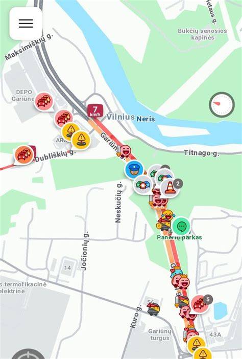 Scheminė avarijos eiga: motociklas, automobiliai, spūstis