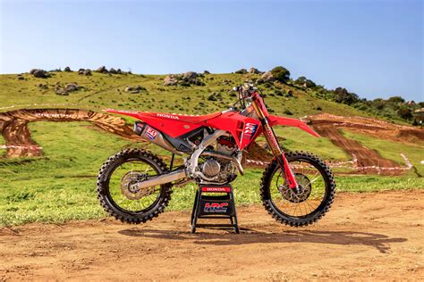 2025 metų Honda CRF250R MX2 lenktynių trasoje