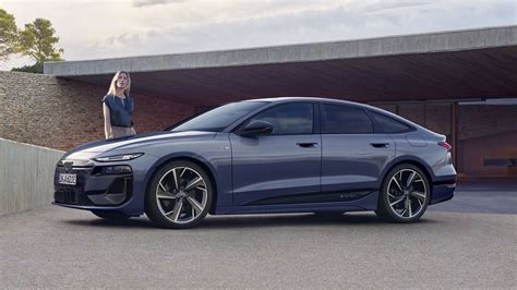 Audi A6 Sportback e-tron važiuojant keliu