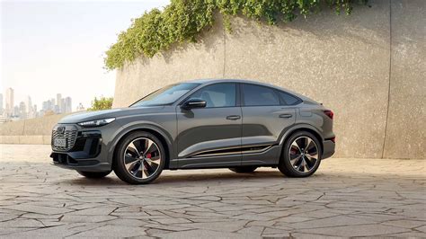 Naudotas Audi e-tron Sportback stovintis prie įkrovimo stotelės