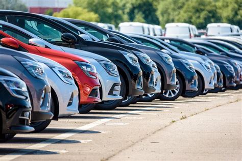 Nuotrauka, vaizduojanti įvairius Alfa Romeo automobilių modelius gatvėje