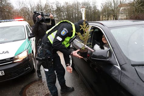 Teminė nuotrauka su taksi automobiliu ir policijos pareigūnais