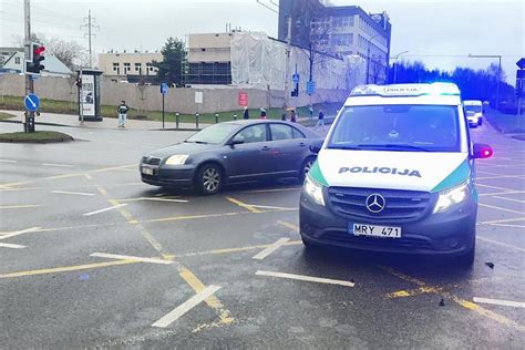 Policijos automobilio su švyturėliais nuotrauka miesto gatvėje