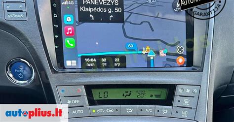 Toyota automobilis kelyje su navigacija