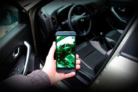 Tematinė iliustracija su automobilio salonu, akcentuojant detales (mygtukai, ekranas, sėdynės)