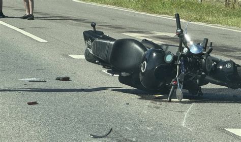 Motociklo avarija su kelio atitvaru, dūmai ir benzino nuotėkis