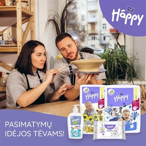 Tėvai ir vaikai piešiantys kartu prie stalo