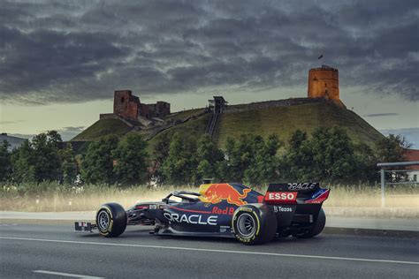 Formulės-1 bolidas su „McLaren-Mercedes“ logotipu
