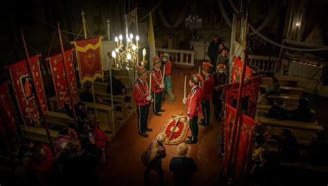 S. Coppolos filmo kadras, vaizduojantis turtingus žmones