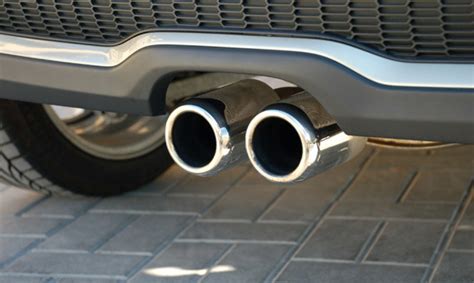 Tematinė nuotrauka: rūdijantis automobilio duslintuvas