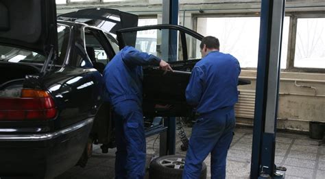 Nuotrauka, vaizduojanti mobilų hidraulikos remonto automobilį