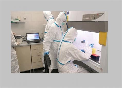 Nuotrauka, iliustruojanti alyvos mėginių tyrimą laboratorijoje