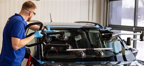 Tematinė nuotrauka: automobilių stiklo keitimas servise
