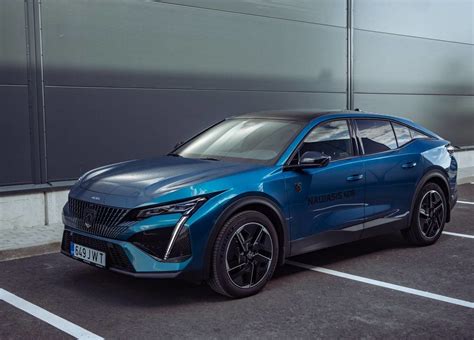 automobilio eksterjero nuotrauka, pabrėžianti kupė stiliaus linijas