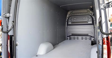 Suma: techninė schema su mikroautobuso krovinių skyriaus išmatavimais