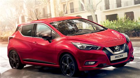 Nissan Micra modelio istorijos infografika su skirtingomis kartomis