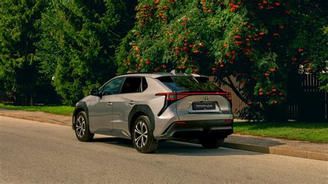 Toyota bZ4X įkrovimo jungtis ir namų įkroviklis
