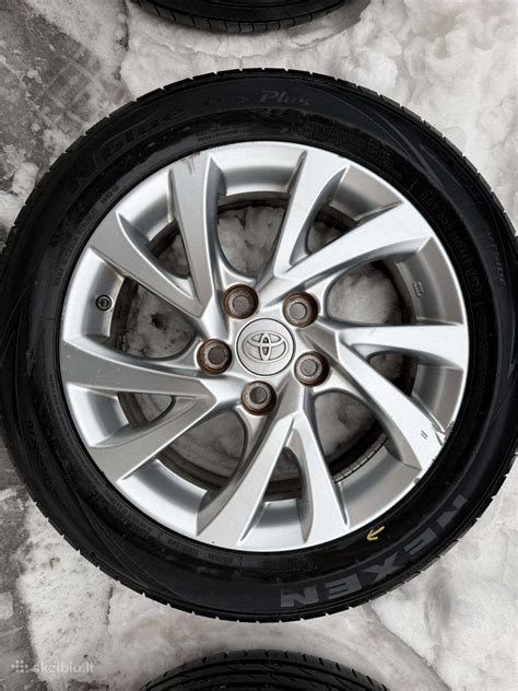 Toyota Auris su R16 ir R17 ratlankiais, palyginimas