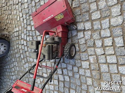 Teminė nuotrauka su MTD kultivatoriumi dirbantis lauke