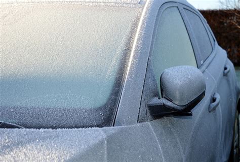 Teminė nuotrauka: šaltis, apšalęs automobilis