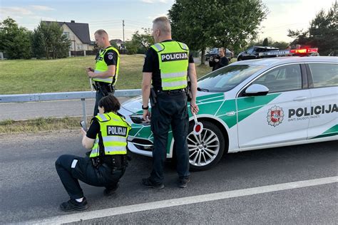 automobilio avarija kryžkelėje, sužeistieji ir policija