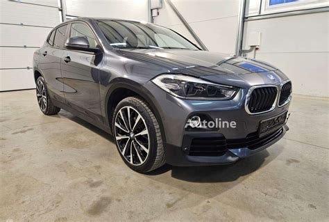 BMW X2 automobilis miesto aplinkoje