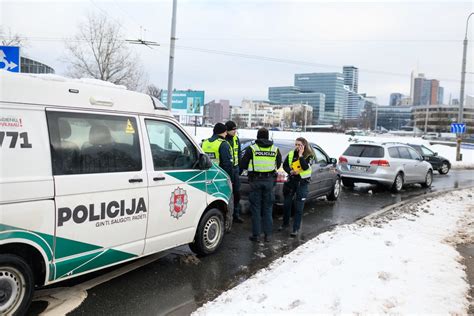 avarijos vieta Vilniuje, sudaužyti automobiliai, policijos pareigūnai
