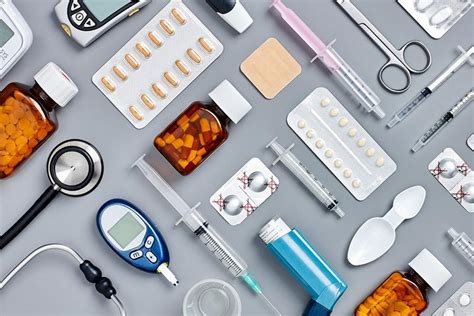 Teminė nuotrauka: žmogus, vairuojantis automobilį po medicininės procedūros.