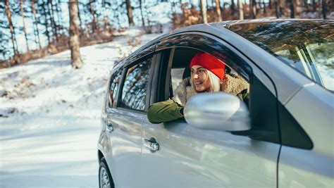 nuotrauka, vaizduojanti apvirtusį automobilį po eismo įvykio