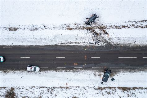 Avarijos vieta Nemuno žiede po drifto incidento, su pažeistais atitvarais.