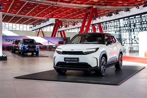 Daugybė įvairių elektrinių visureigių modelių rinkoje