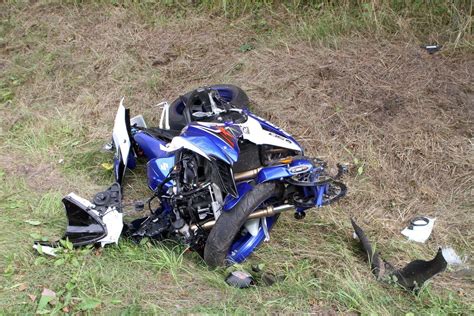 Teminė nuotrauka: keturratis motociklas po avarijos, atsitrenkęs į medį