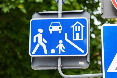 schema iliustruojanti saugų atstumą ir manevravimą sankryžose