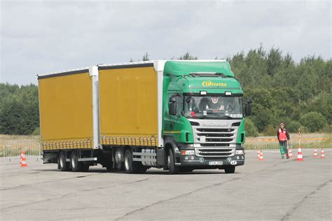 Schema, iliustruojanti naujos transporto priemonės įsigijimo PVM apskaičiavimo procesą Lietuvoje