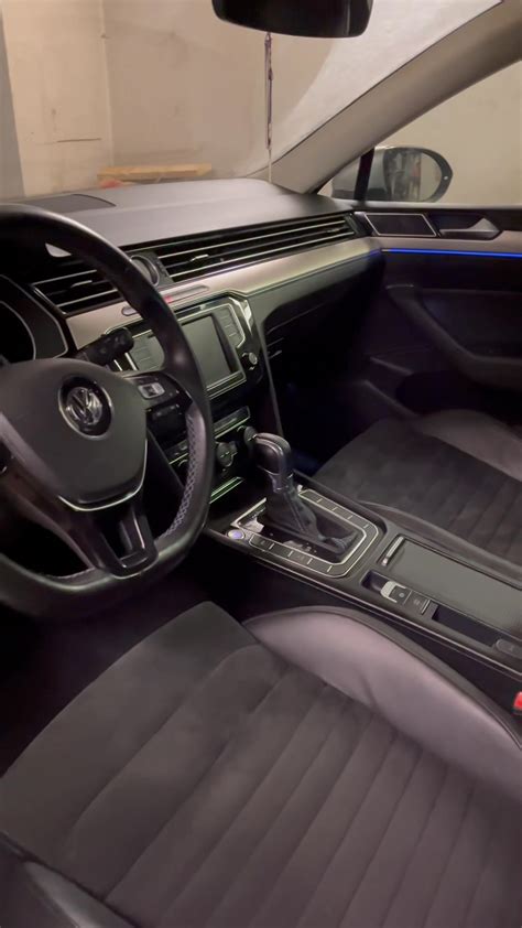 Automobilio salonas su nukarusiais lubų apmušalais