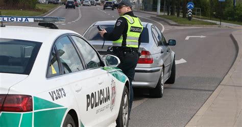 Teminis nuotrauka, vaizduojanti automobilyje laikomus būtiniausius daiktus: vaistinėlę, gesintuvą, įspėjamąjį trikampį.