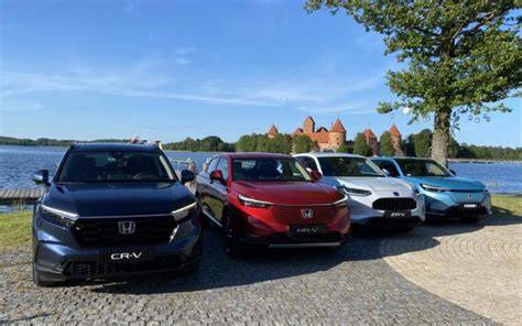Infografika: Septintos kartos Honda Accord modelių kainų ir komplektacijų palyginimas