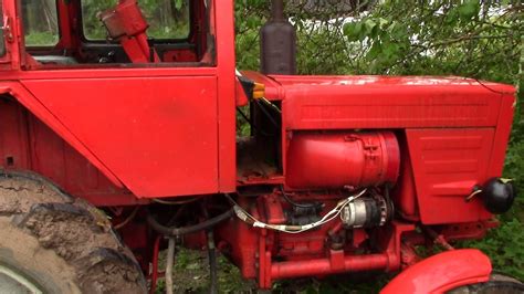 Teminė nuotrauka su traktoriumi T-25 lauko darbų metu