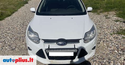 Ford Focus automobilis su paryškintais spalvos kodo ieškojimo vietomis