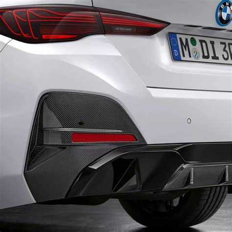 BMW su anglies pluošto spoileriu